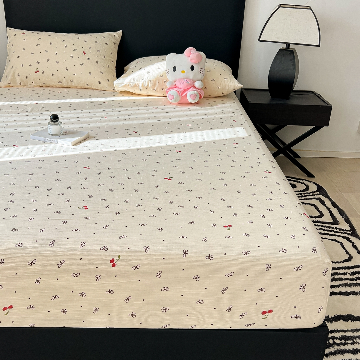 91家纺网 家纺一手货源 找家纺 韩巢家纺 2026新款三层纱单床笠热销款防滑床笠单件 樱桃蝴蝶