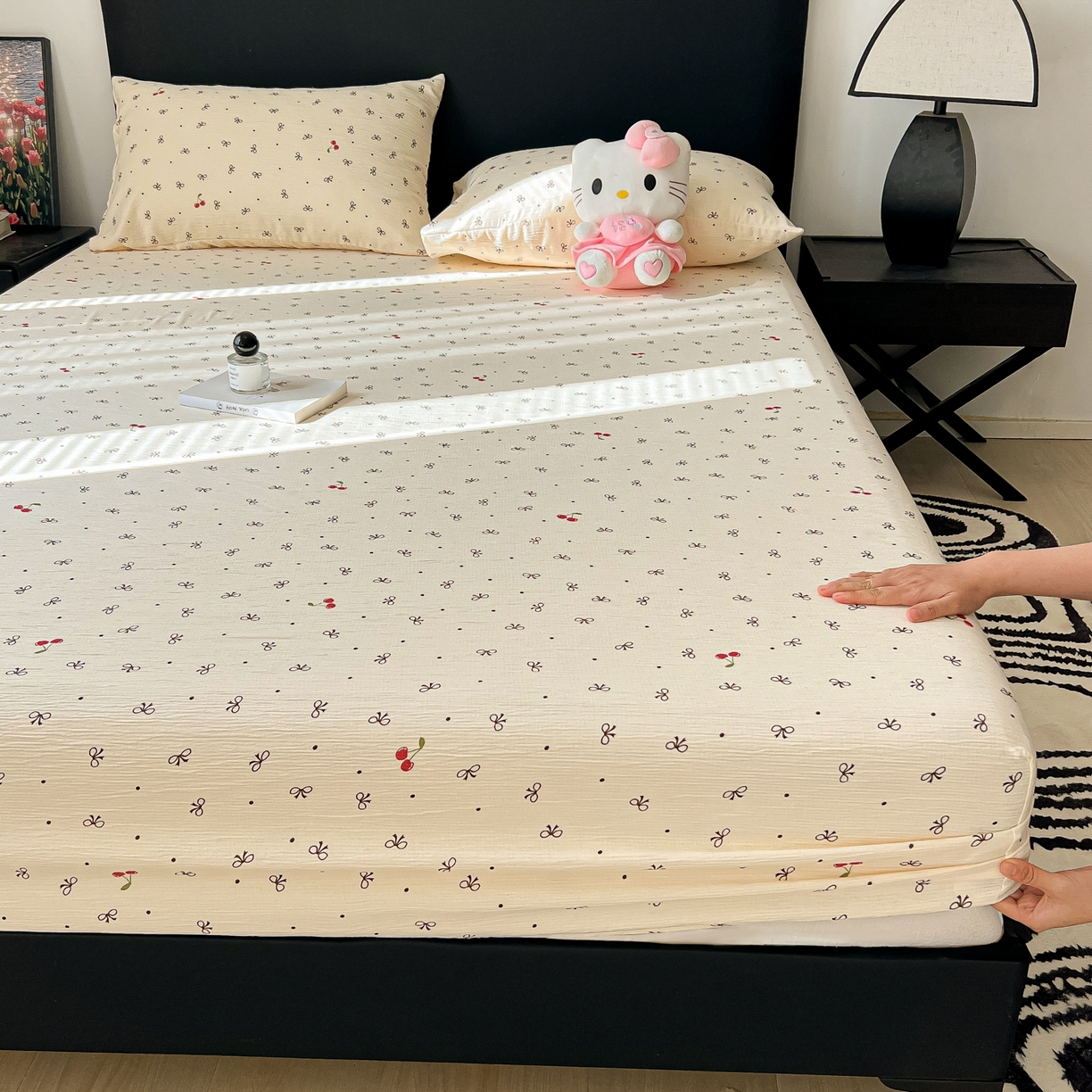 91家纺网 家纺一手货源 找家纺 韩巢家纺 2026新款三层纱单床笠热销款防滑床笠单件 樱桃蝴蝶