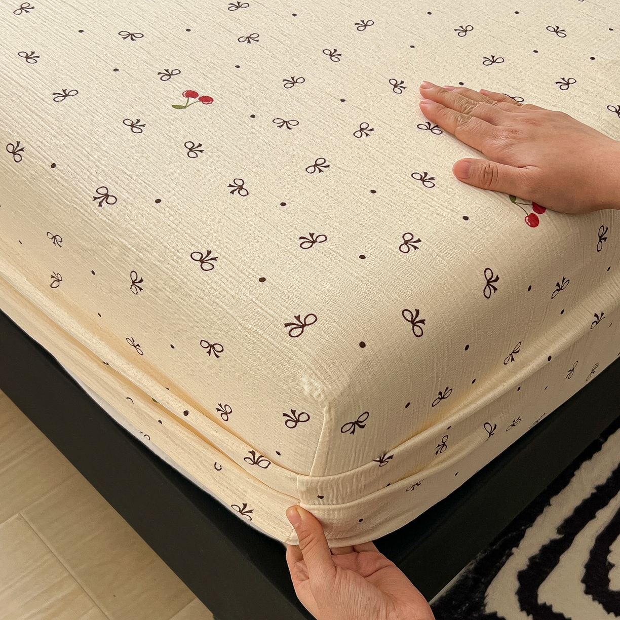 91家纺网 家纺一手货源 找家纺 韩巢家纺 2026新款三层纱单床笠热销款防滑床笠单件 樱桃蝴蝶