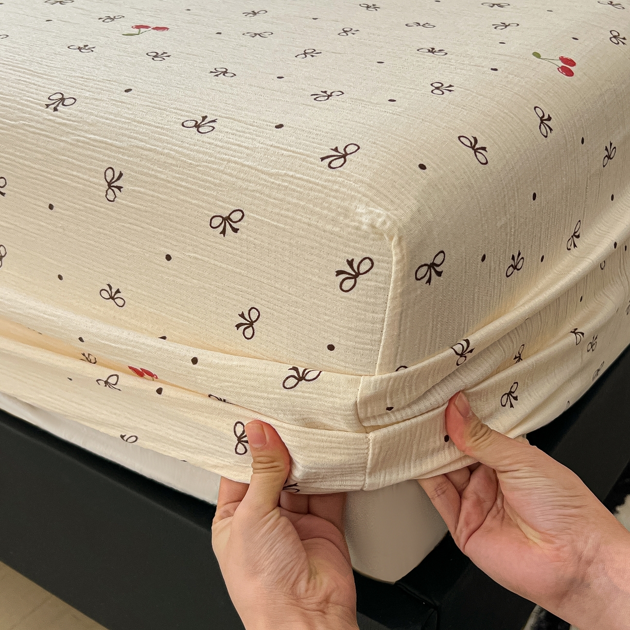 91家纺网 家纺一手货源 找家纺 韩巢家纺 2026新款三层纱单床笠热销款防滑床笠单件 樱桃蝴蝶