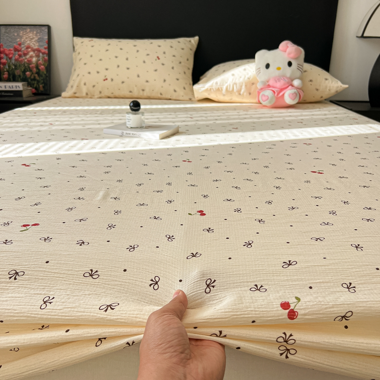 91家纺网 家纺一手货源 找家纺 韩巢家纺 2026新款三层纱单床笠热销款防滑床笠单件 樱桃蝴蝶