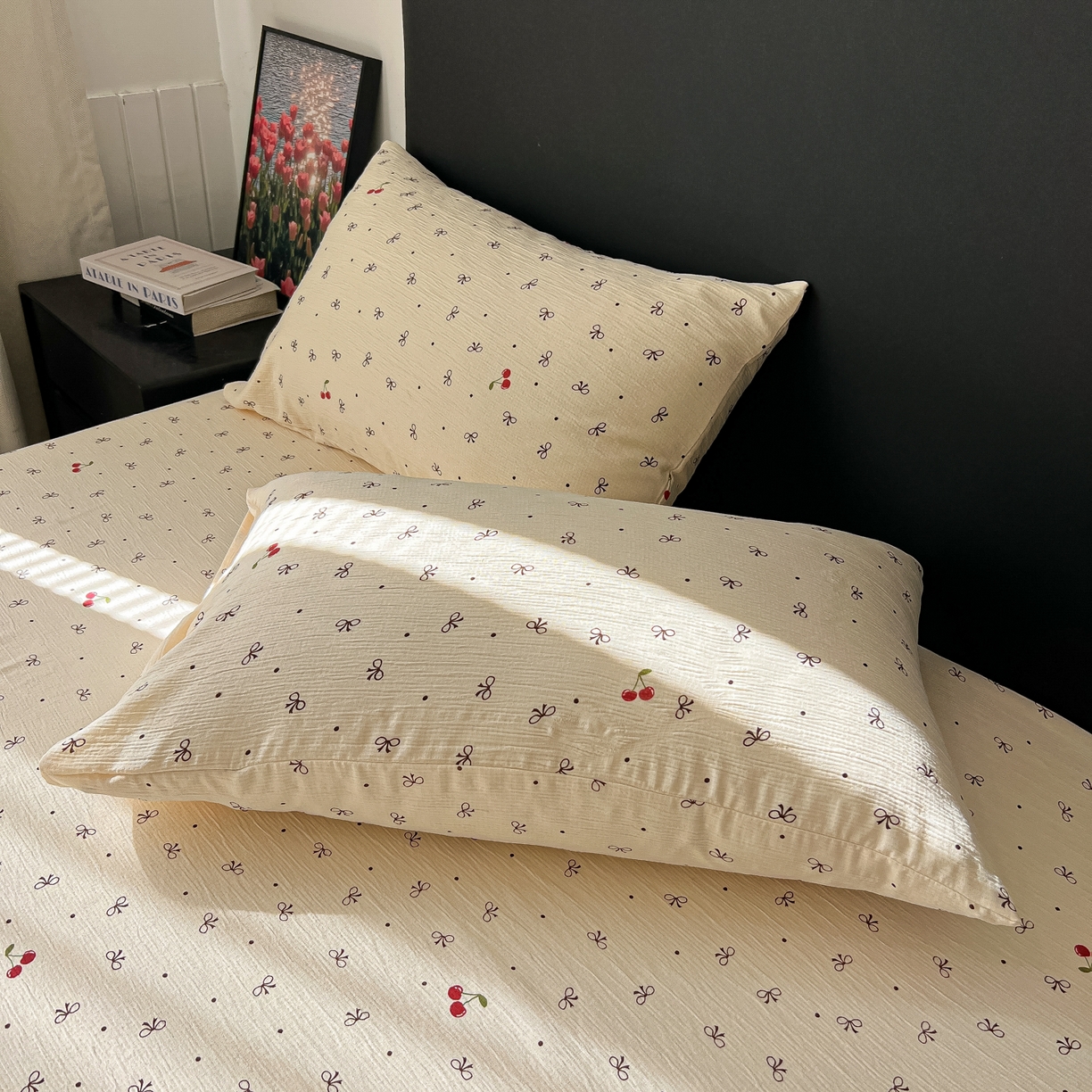 91家纺网 家纺一手货源 找家纺 韩巢家纺 2026新款三层纱单床笠热销款防滑床笠单件 樱桃蝴蝶