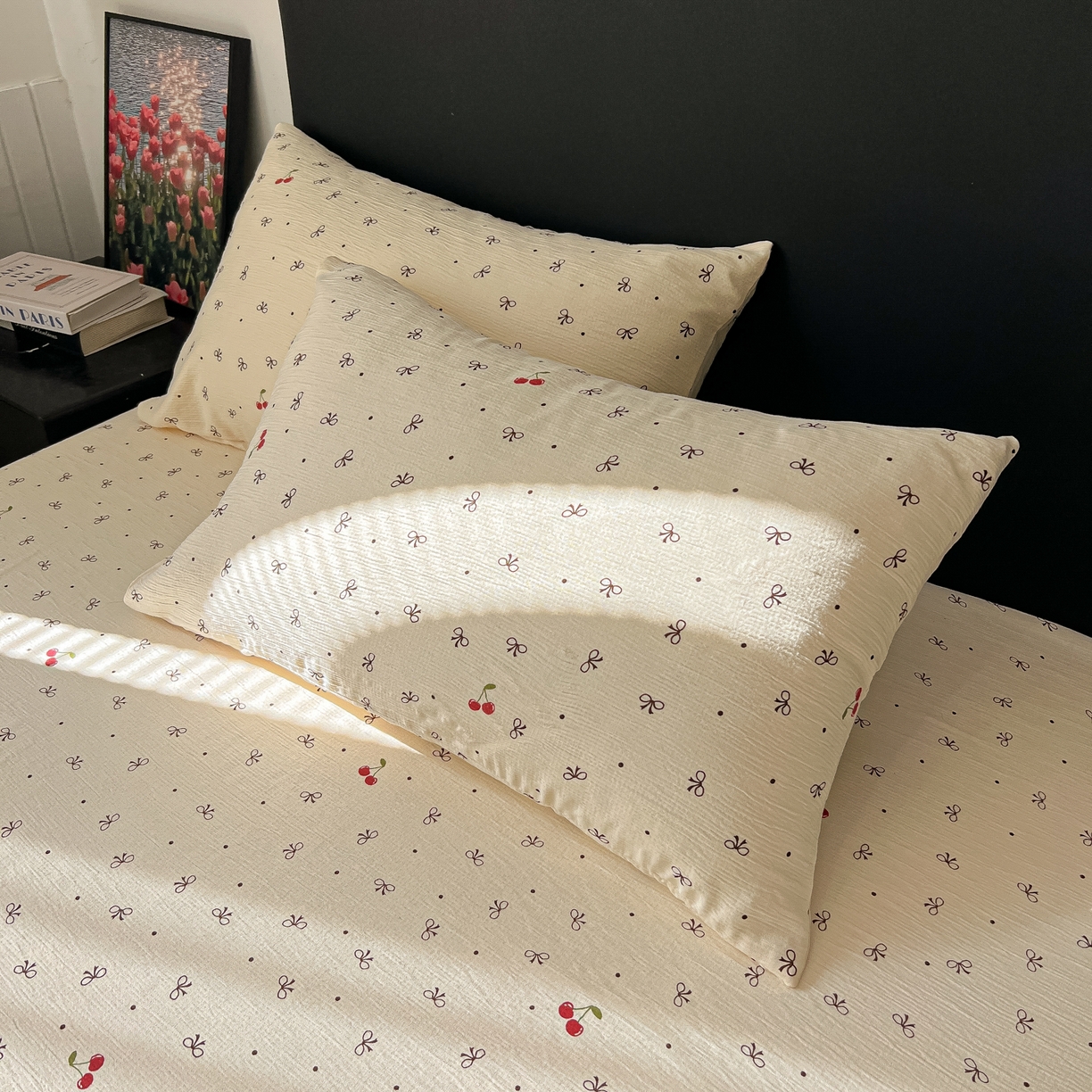 91家纺网 家纺一手货源 找家纺 韩巢家纺 2026新款三层纱单床笠热销款防滑床笠单件 樱桃蝴蝶