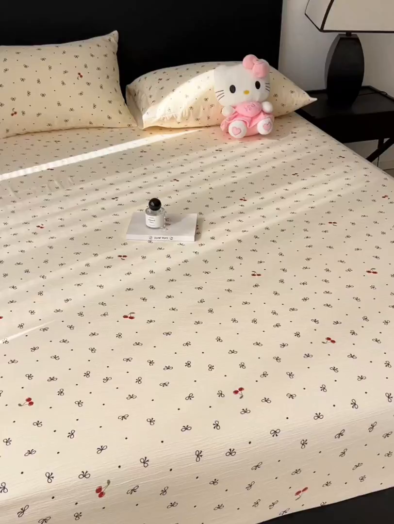 91家纺网 家纺一手货源 找家纺 韩巢家纺 2026新款三层纱单床笠热销款防滑床笠单件 樱桃蝴蝶