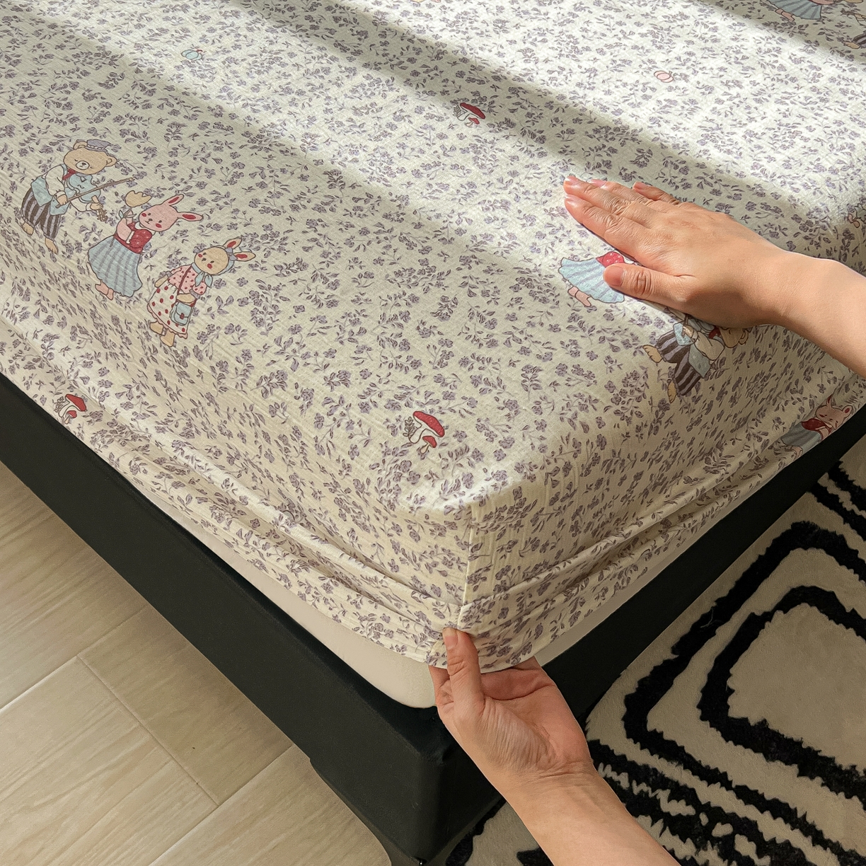 91家纺网 家纺一手货源 找家纺 韩巢家纺 2026新款三层纱单床笠热销款防滑床笠单件 圆舞曲