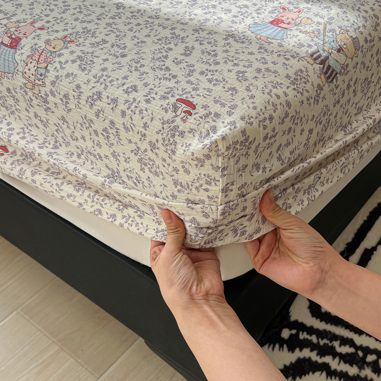 91家纺网 家纺一手货源 找家纺 韩巢家纺 2026新款三层纱单床笠热销款防滑床笠单件 圆舞曲