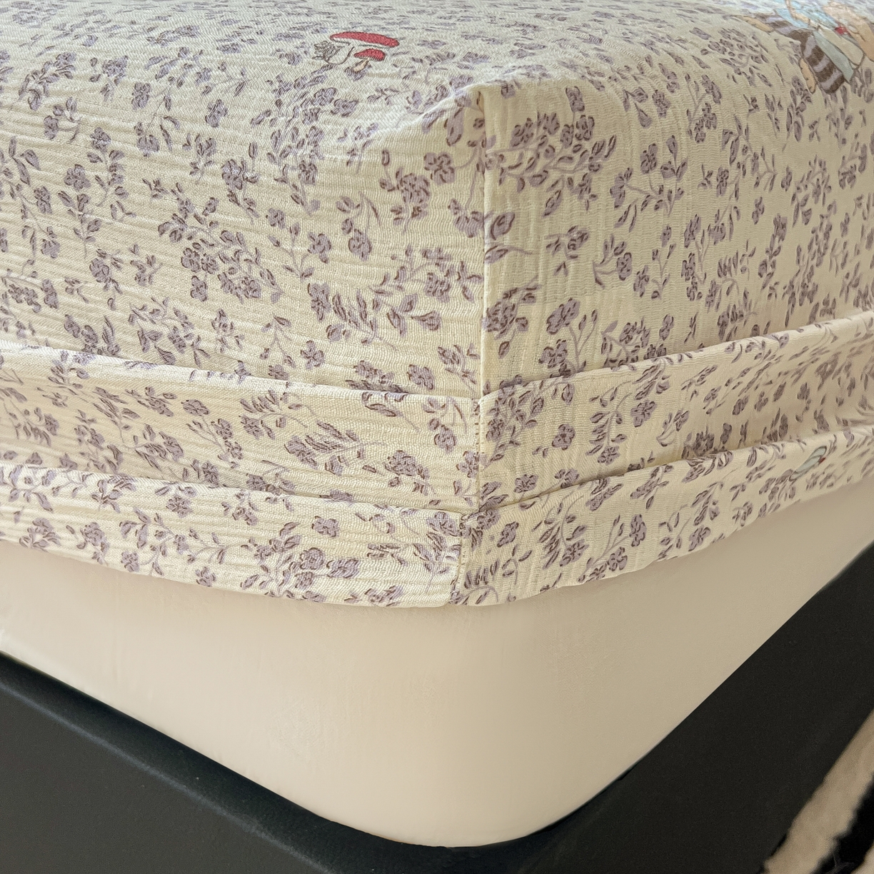 91家纺网 家纺一手货源 找家纺 韩巢家纺 2026新款三层纱单床笠热销款防滑床笠单件 圆舞曲