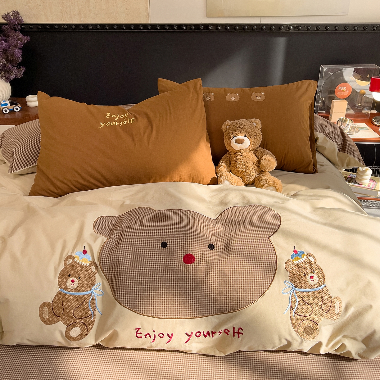 91家纺网 家纺一手货源 找家纺 炫拼家纺 2026春夏新款A类全棉纯棉40支水洗棉卡通贴布绣刺绣纯棉四件套-卡哇系列 卡哇一可可