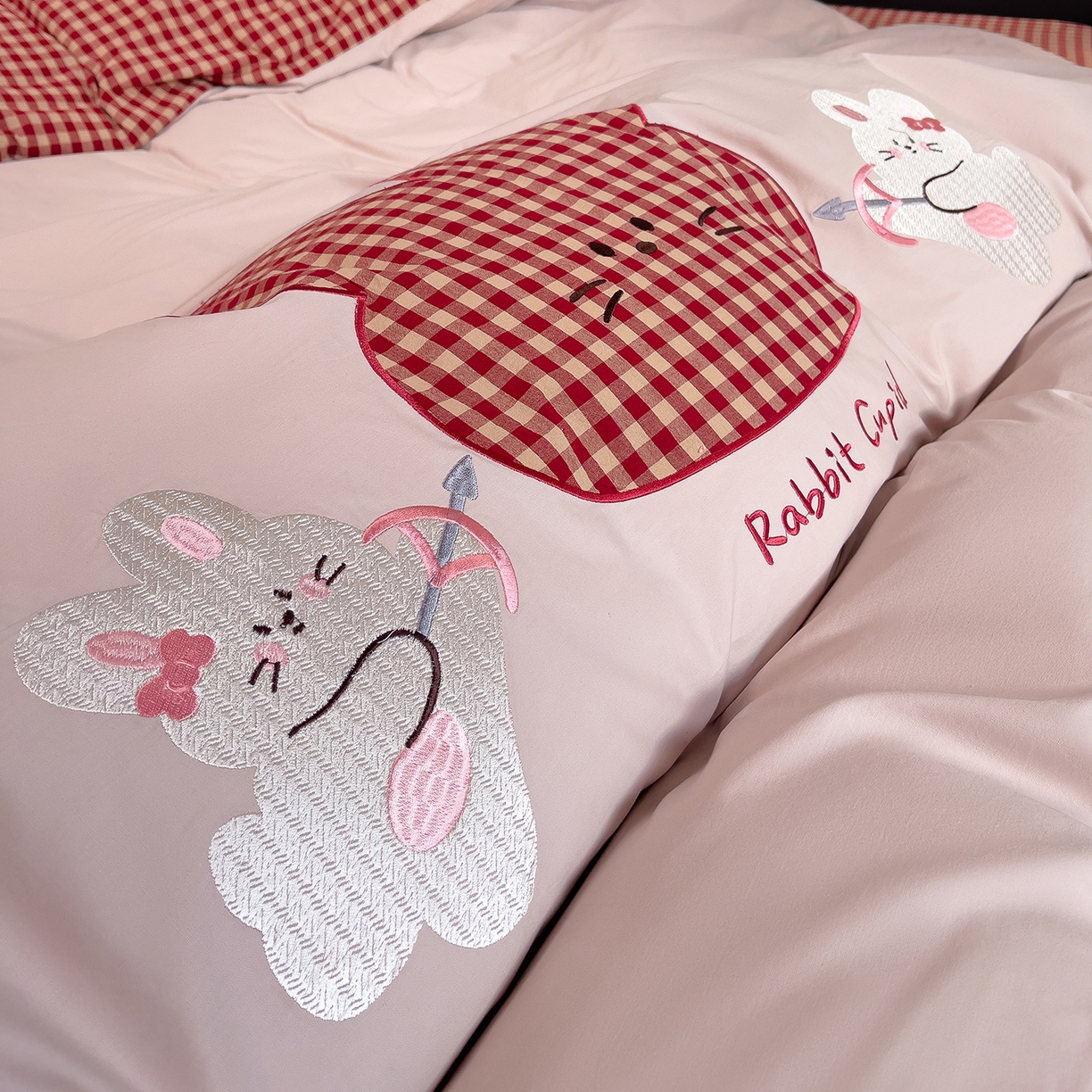 91家纺网 家纺一手货源 找家纺 炫拼家纺 2026春夏新款A类全棉纯棉40支水洗棉卡通贴布绣刺绣纯棉四件套-卡哇系列 卡哇一甜心