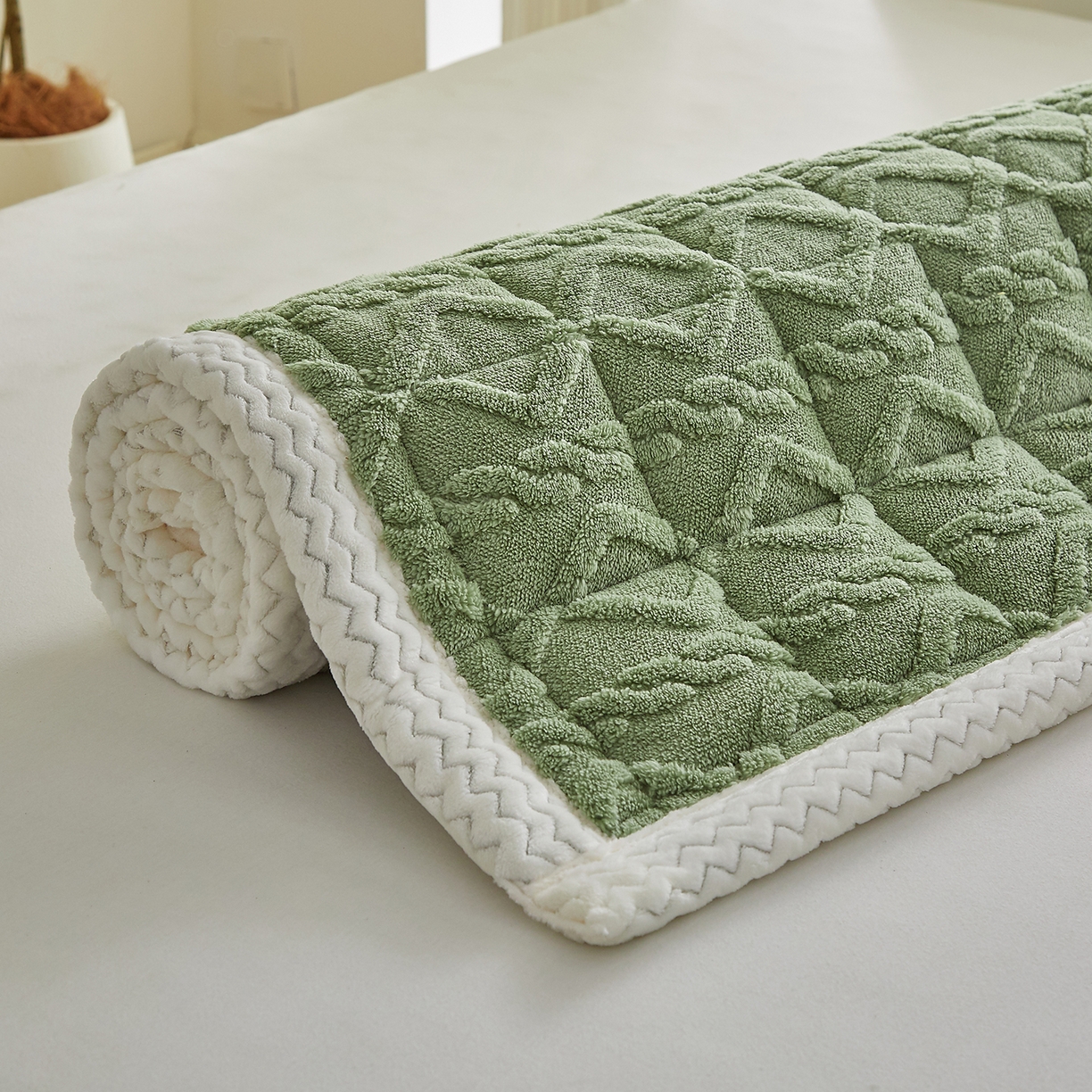 91家纺网 家纺一手货源 找家纺 月茶家纺 2025新款A类塔芙绒保暖夹棉床垫-成人款（全网最低） 橄榄绿