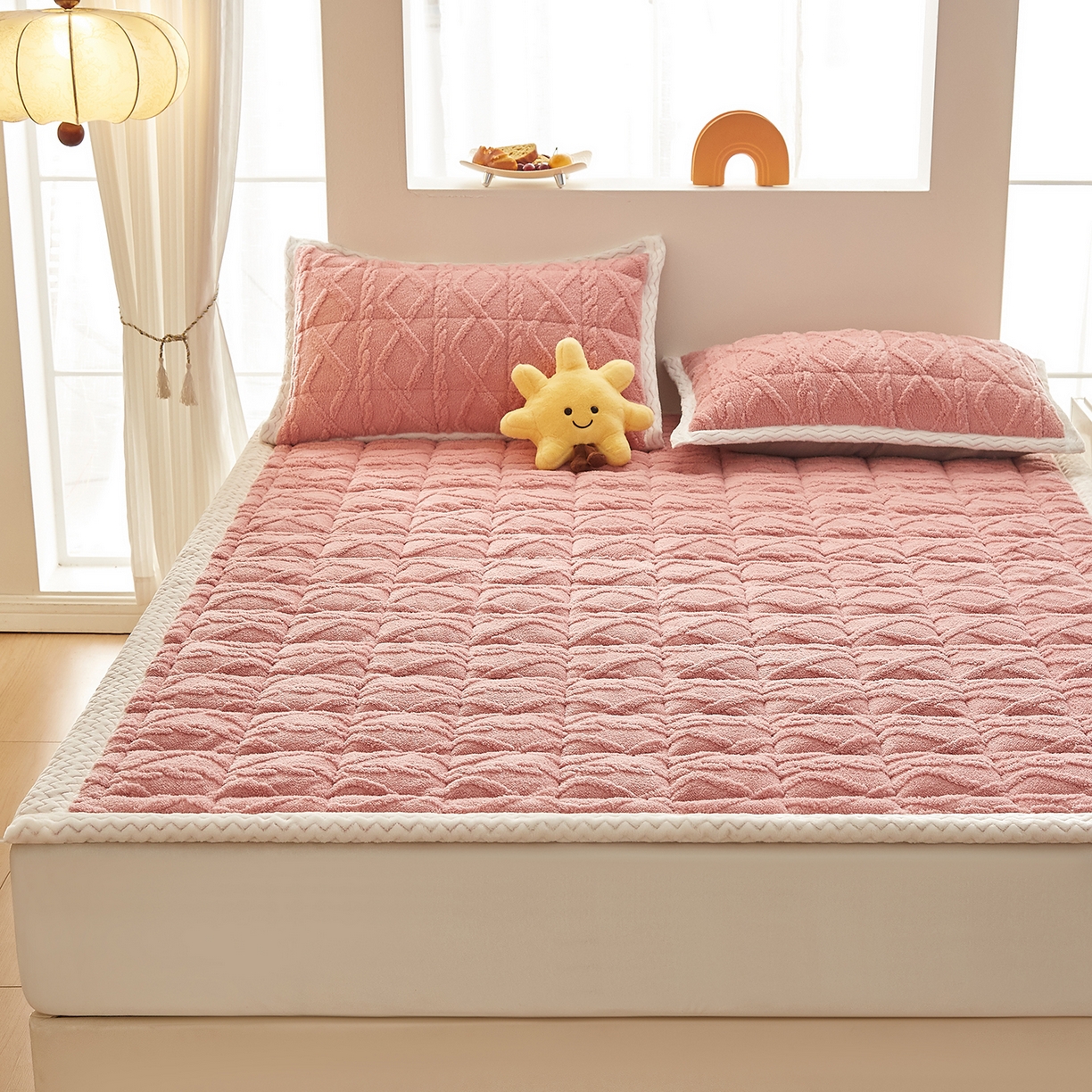 91家纺网 家纺一手货源 找家纺 月茶家纺 2025新款A类塔芙绒保暖夹棉床垫-成人款（全网最低） 豆沙粉