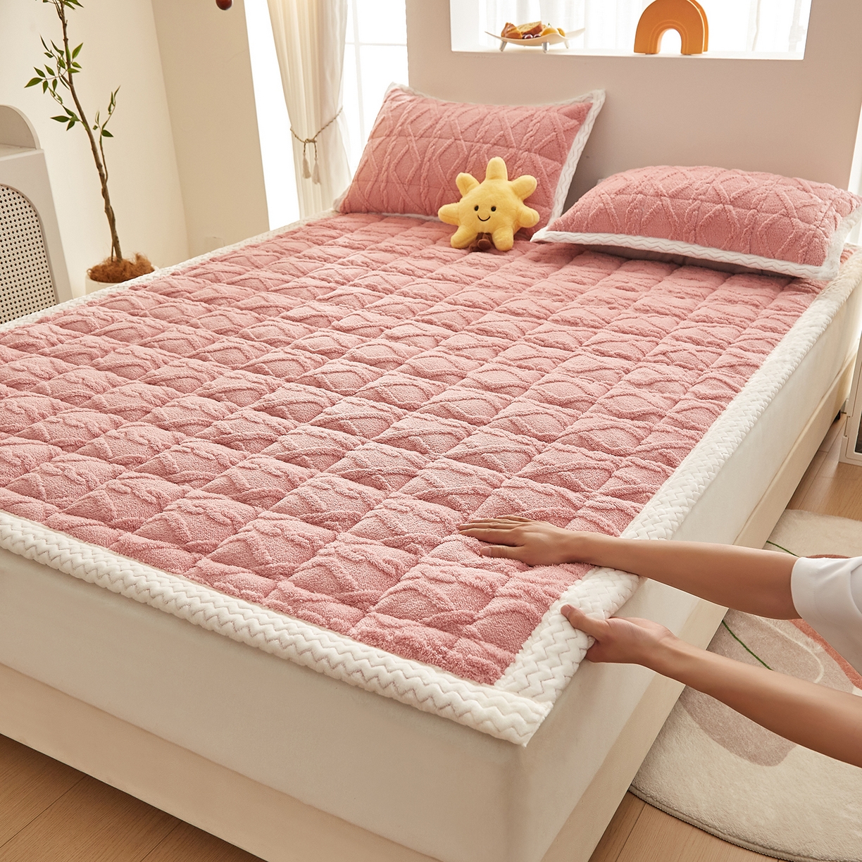 91家纺网 家纺一手货源 找家纺 月茶家纺 2025新款A类塔芙绒保暖夹棉床垫-成人款（全网最低） 豆沙粉