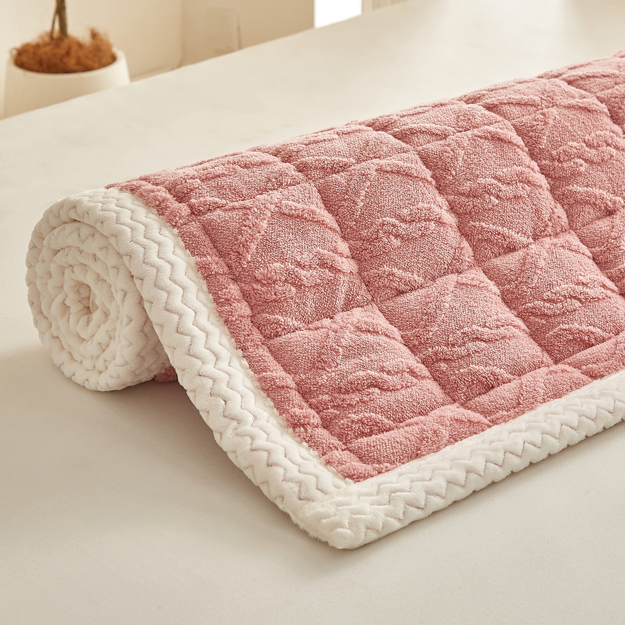 91家纺网 家纺一手货源 找家纺 月茶家纺 2025新款A类塔芙绒保暖夹棉床垫-成人款（全网最低） 豆沙粉