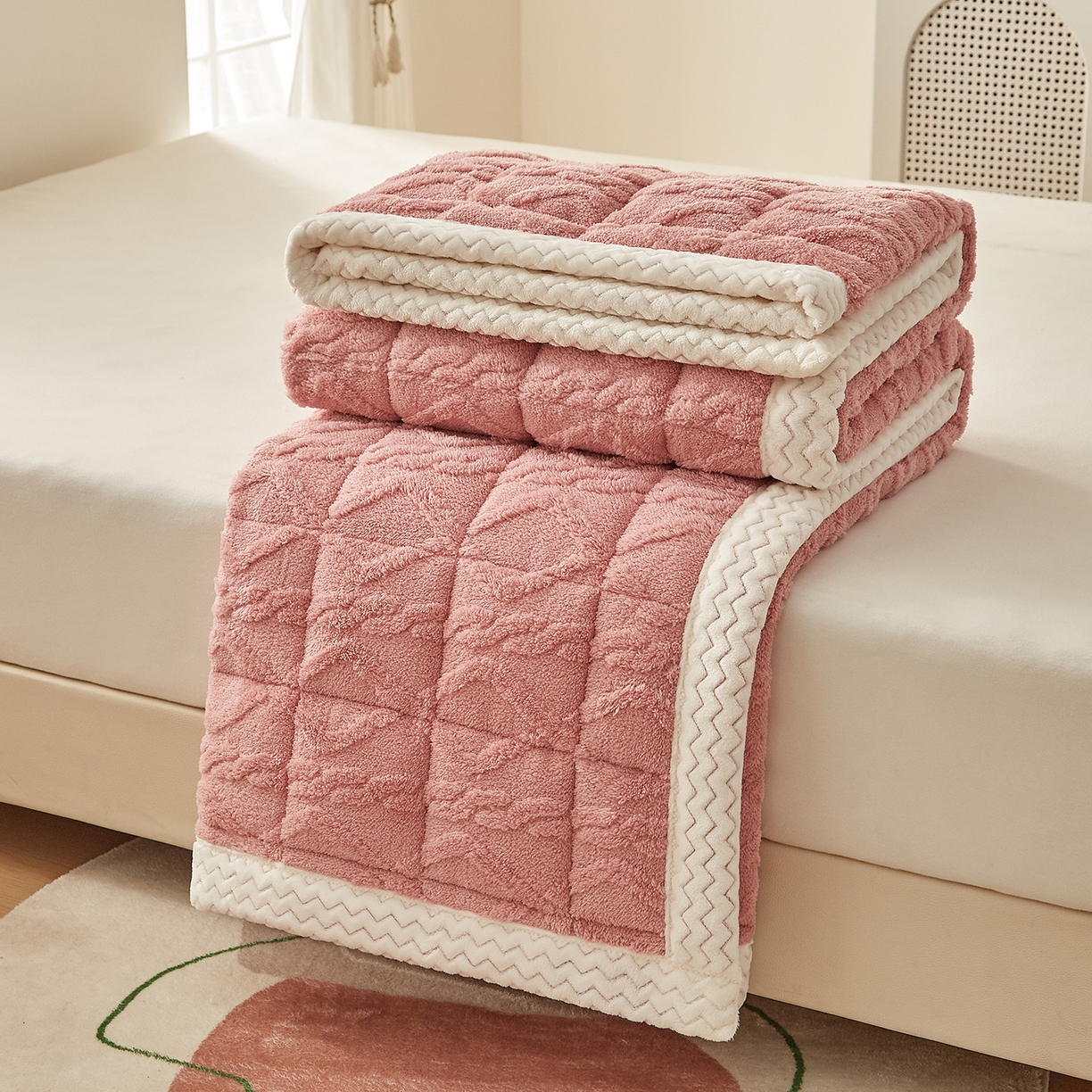 91家纺网 家纺一手货源 找家纺 月茶家纺 2025新款A类塔芙绒保暖夹棉床垫-成人款（全网最低） 豆沙粉