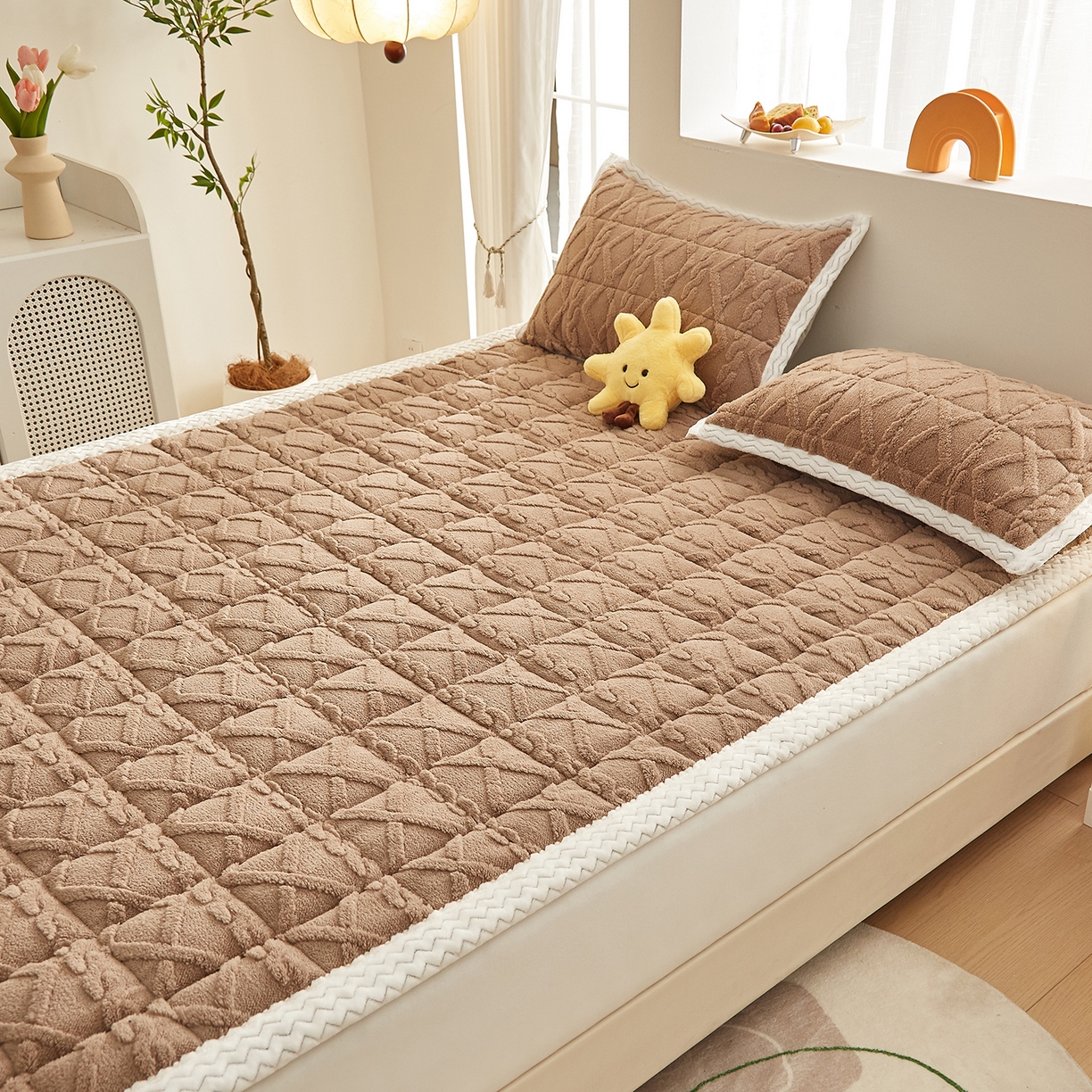 91家纺网 家纺一手货源 找家纺 月茶家纺 2025新款A类塔芙绒保暖夹棉床垫-成人款（全网最低） 焦糖咖