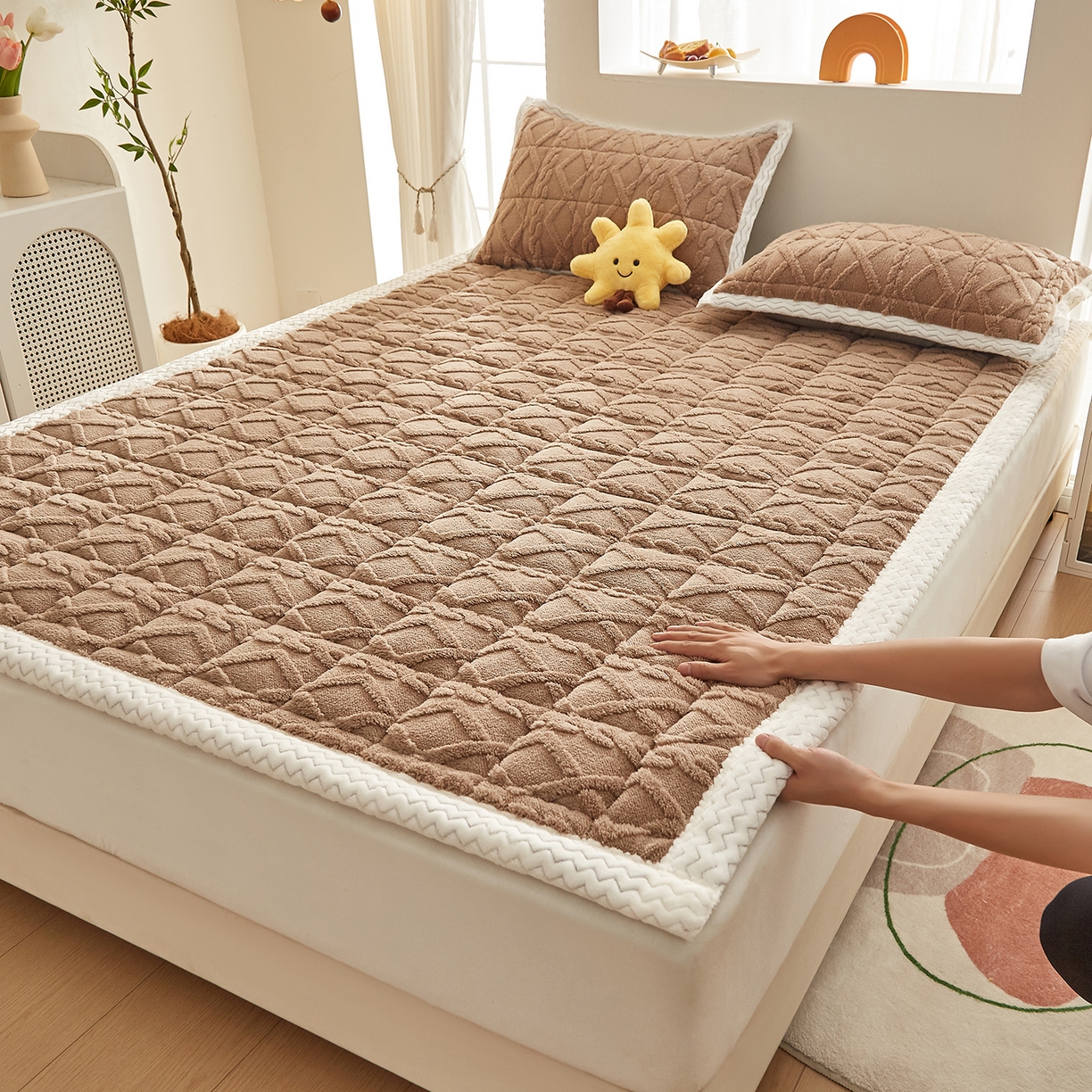 91家纺网 家纺一手货源 找家纺 月茶家纺 2025新款A类塔芙绒保暖夹棉床垫-成人款（全网最低） 焦糖咖