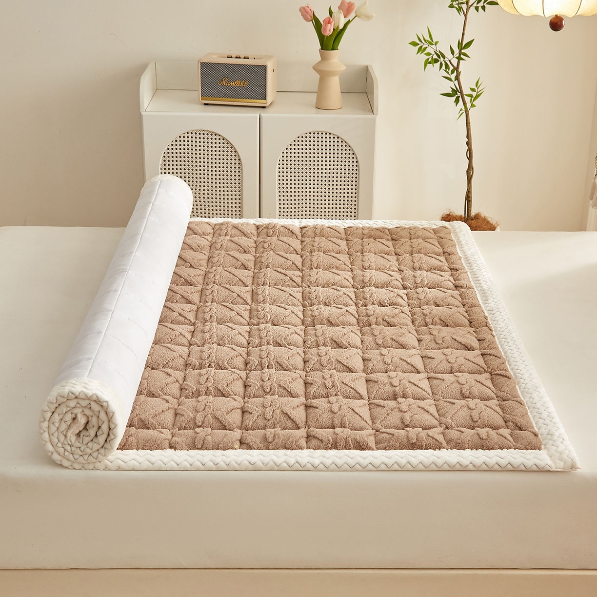 91家纺网 家纺一手货源 找家纺 月茶家纺 2025新款A类塔芙绒保暖夹棉床垫-成人款（全网最低） 焦糖咖