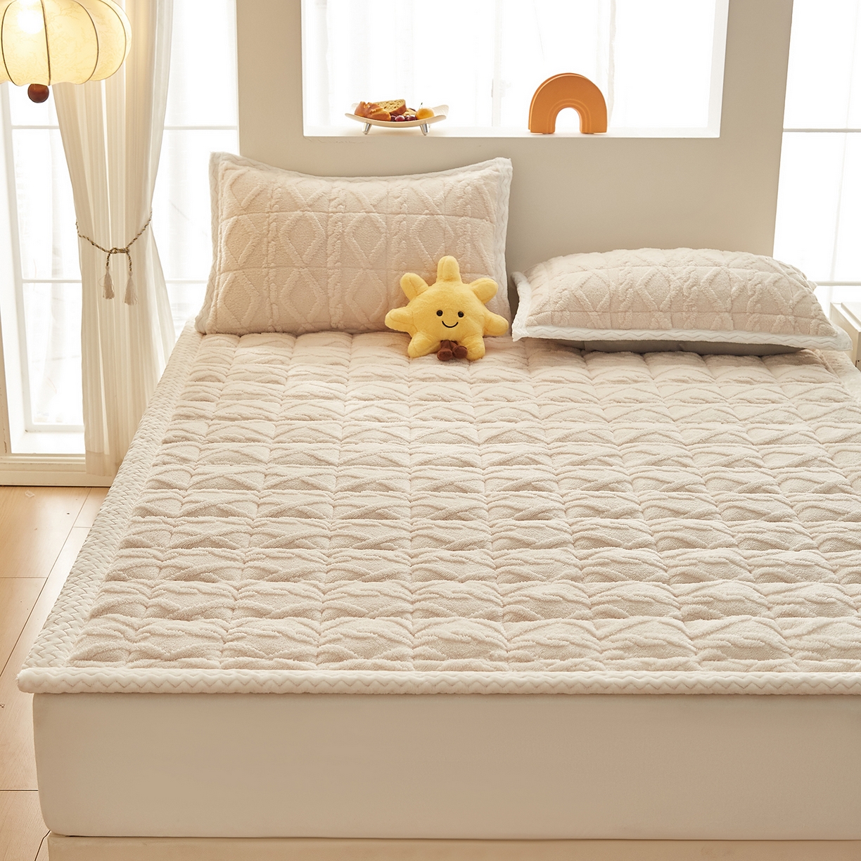 91家纺网 家纺一手货源 找家纺 月茶家纺 2025新款A类塔芙绒保暖夹棉床垫-成人款（全网最低） 奶油白