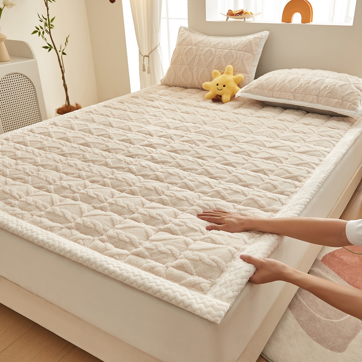 91家纺网 家纺一手货源 找家纺 月茶家纺 2025新款A类塔芙绒保暖夹棉床垫-成人款（全网最低） 奶油白