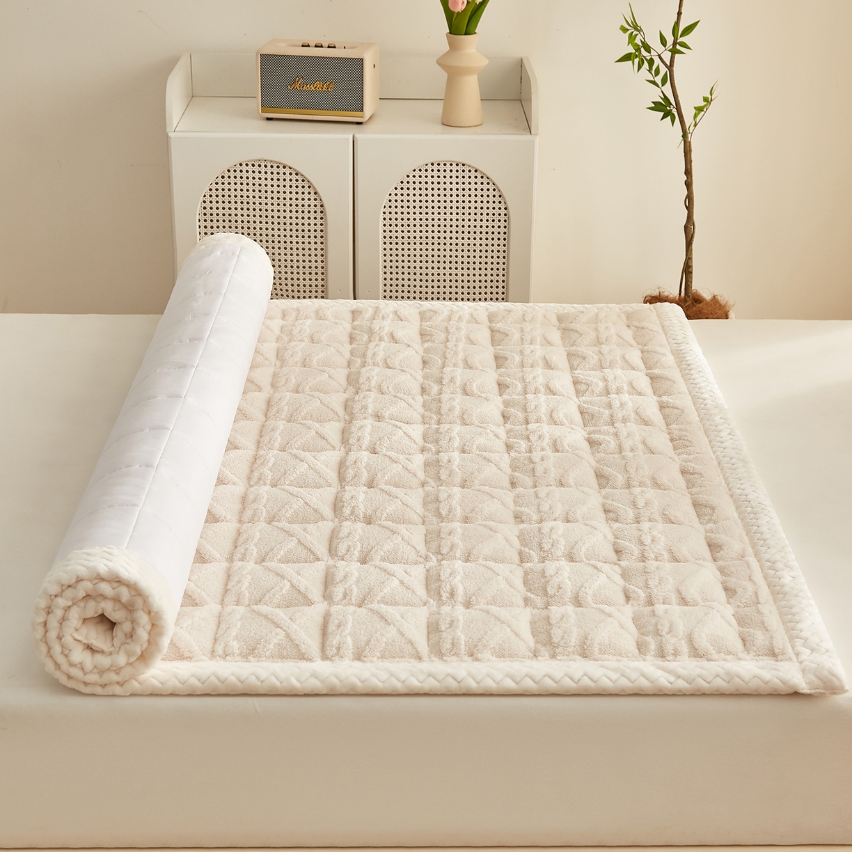 91家纺网 家纺一手货源 找家纺 月茶家纺 2025新款A类塔芙绒保暖夹棉床垫-成人款（全网最低） 奶油白