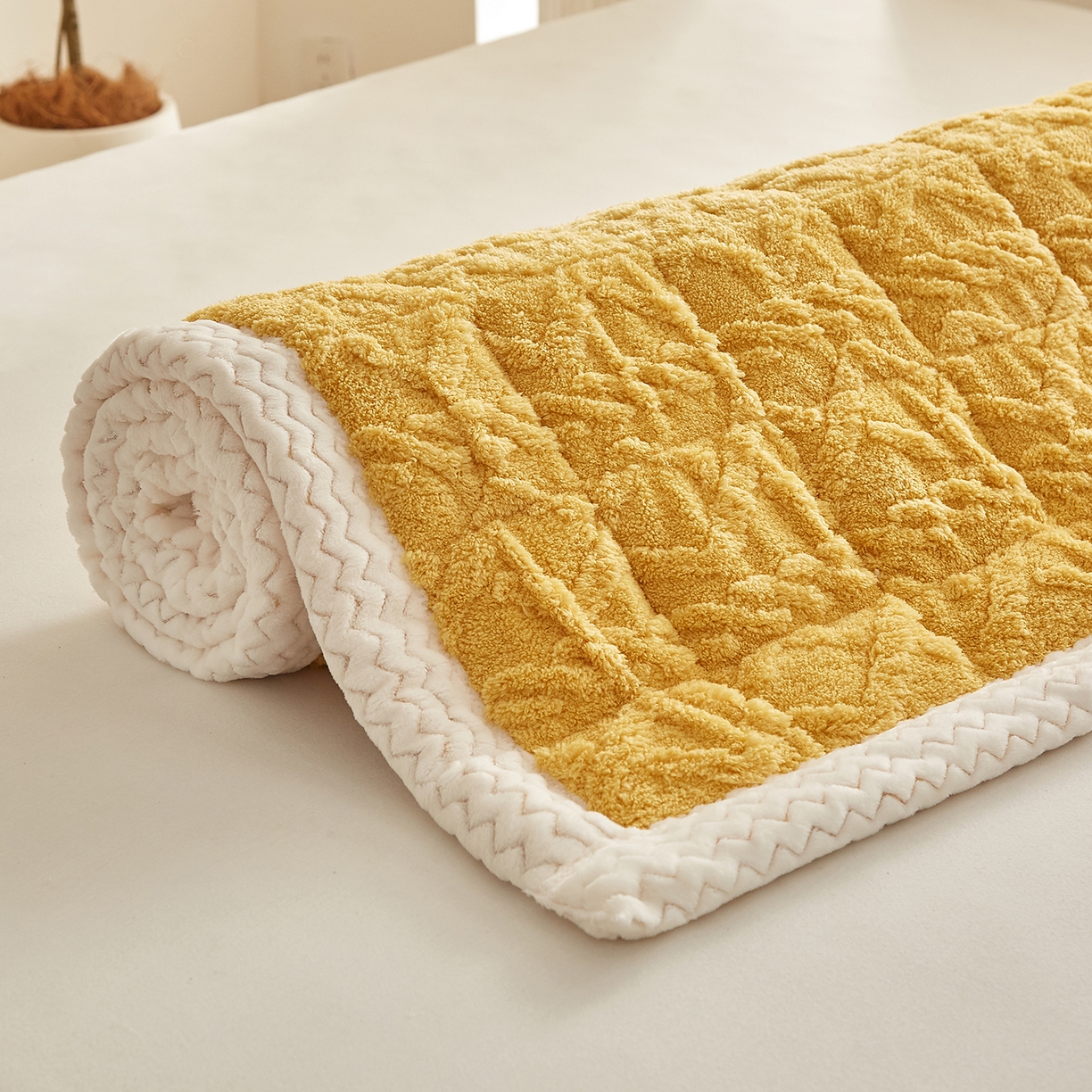 91家纺网 家纺一手货源 找家纺 月茶家纺 2025新款A类塔芙绒保暖夹棉床垫-成人款（全网最低） 柠檬黄