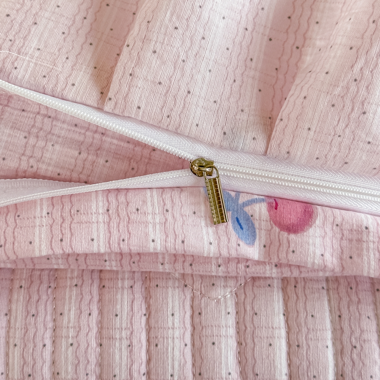 91家纺网 家纺一手货源 找家纺 梓之赫 2026春夏新款A类云感木棉双层纱夹棉床盖四件套 浅樱啵啵