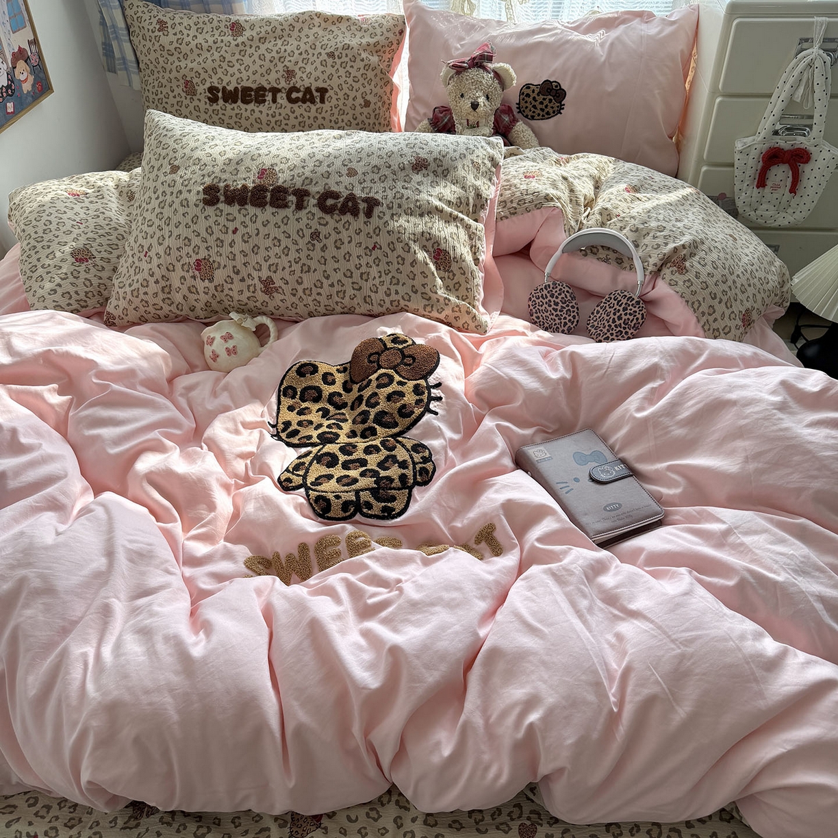 91家纺网 家纺一手货源 找家纺 原素 2026新款新春卡哇伊毛巾绣四件套 豹纹背影猫