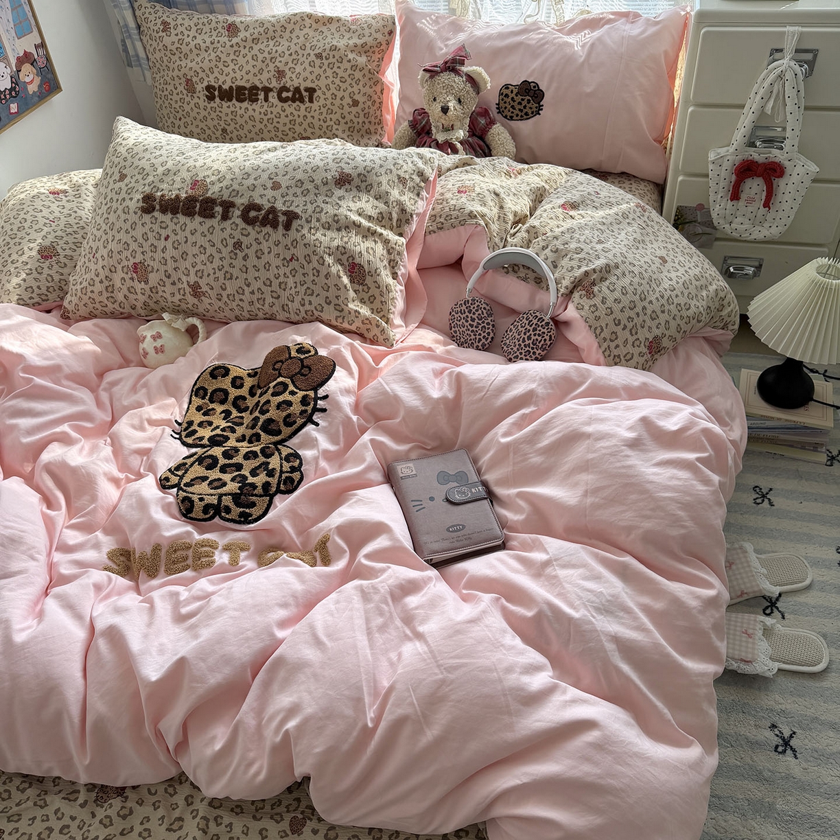 91家纺网 家纺一手货源 找家纺 原素 2026新款新春卡哇伊毛巾绣四件套 豹纹背影猫