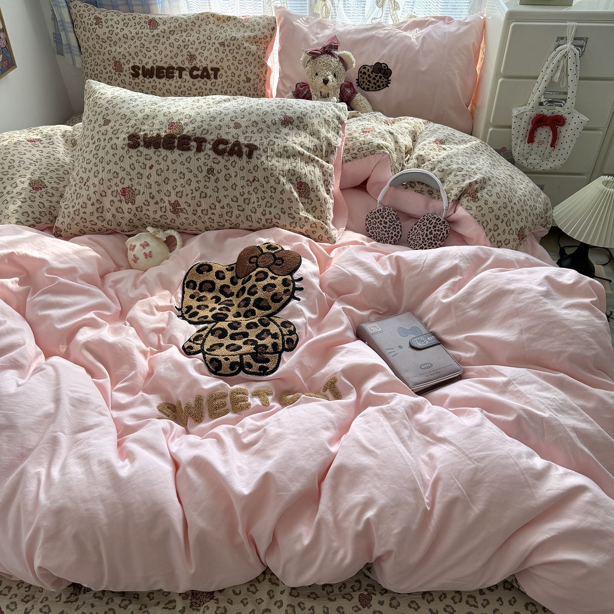 91家纺网 家纺一手货源 找家纺 原素 2026新款新春卡哇伊毛巾绣四件套 豹纹背影猫