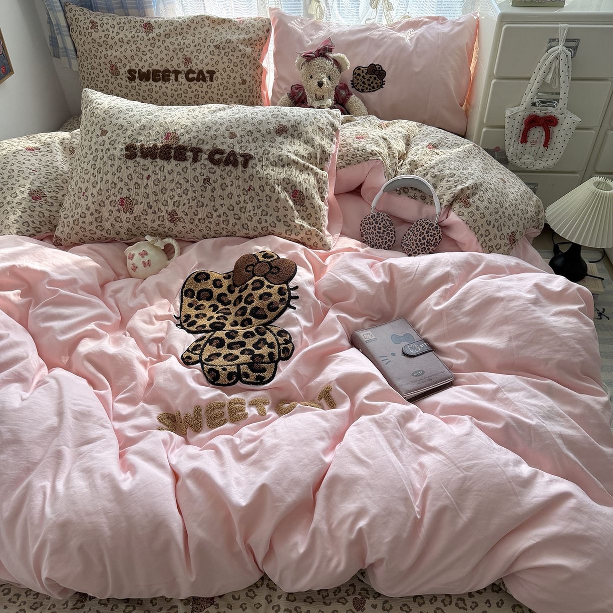 91家纺网 家纺一手货源 找家纺 原素 2026新款新春卡哇伊毛巾绣四件套 豹纹背影猫