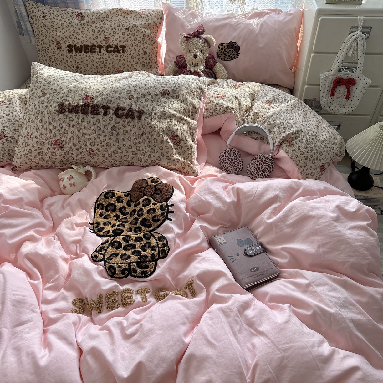 91家纺网 家纺一手货源 找家纺 原素 2026新款新春卡哇伊毛巾绣四件套 豹纹背影猫