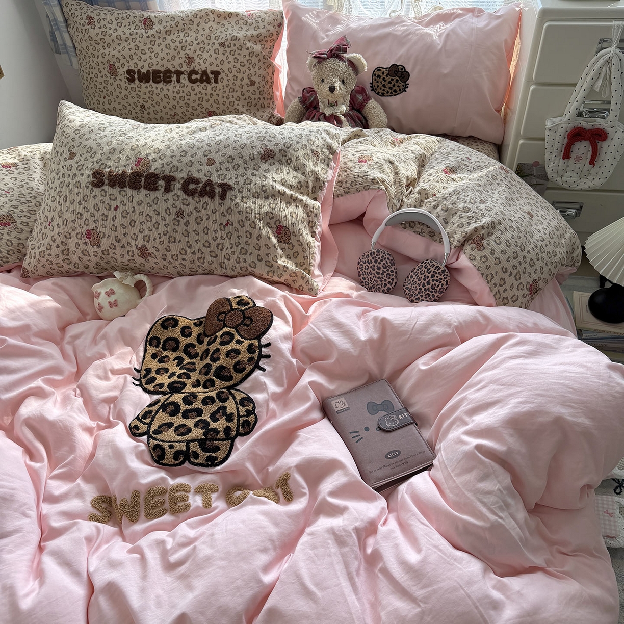 91家纺网 家纺一手货源 找家纺 原素 2026新款新春卡哇伊毛巾绣四件套 豹纹背影猫