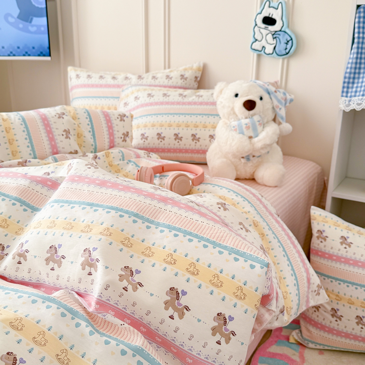 91家纺网 家纺一手货源 找家纺 简宜家居（朝初家纺） 2026新款全棉12868卡通印花四件套大耳朵兔兔系列 彩条马仔