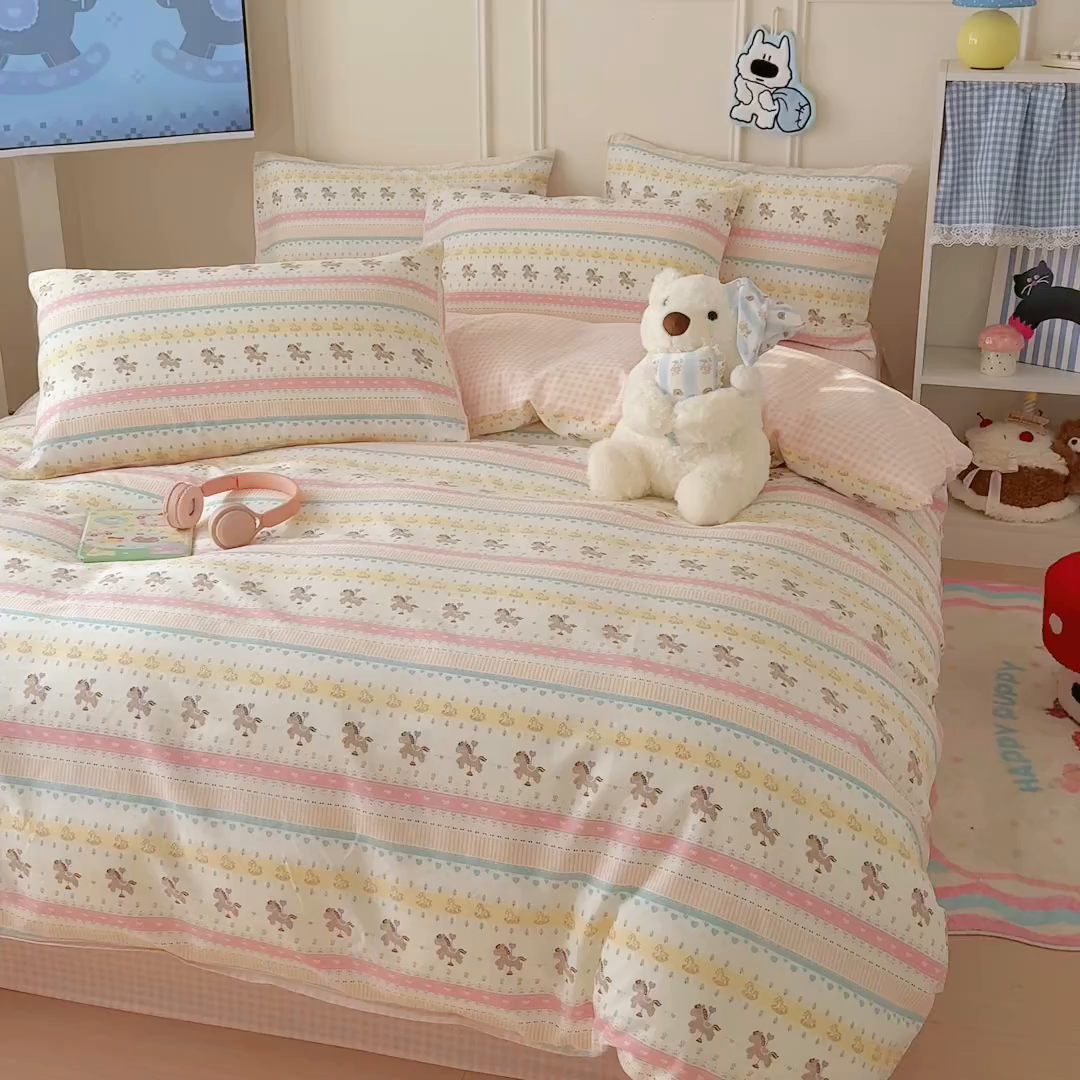 91家纺网 家纺一手货源 找家纺 简宜家居（朝初家纺） 2026新款全棉12868卡通印花四件套大耳朵兔兔系列 彩条马仔