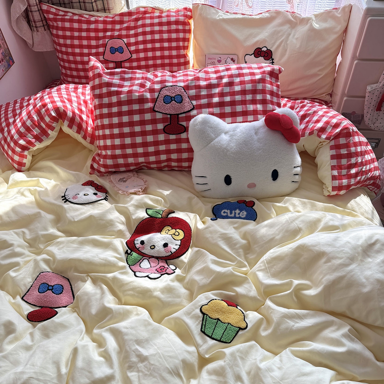 91家纺网 家纺一手货源 找家纺 原素 2026新款新春卡哇伊毛巾绣四件套 苹果KT猫