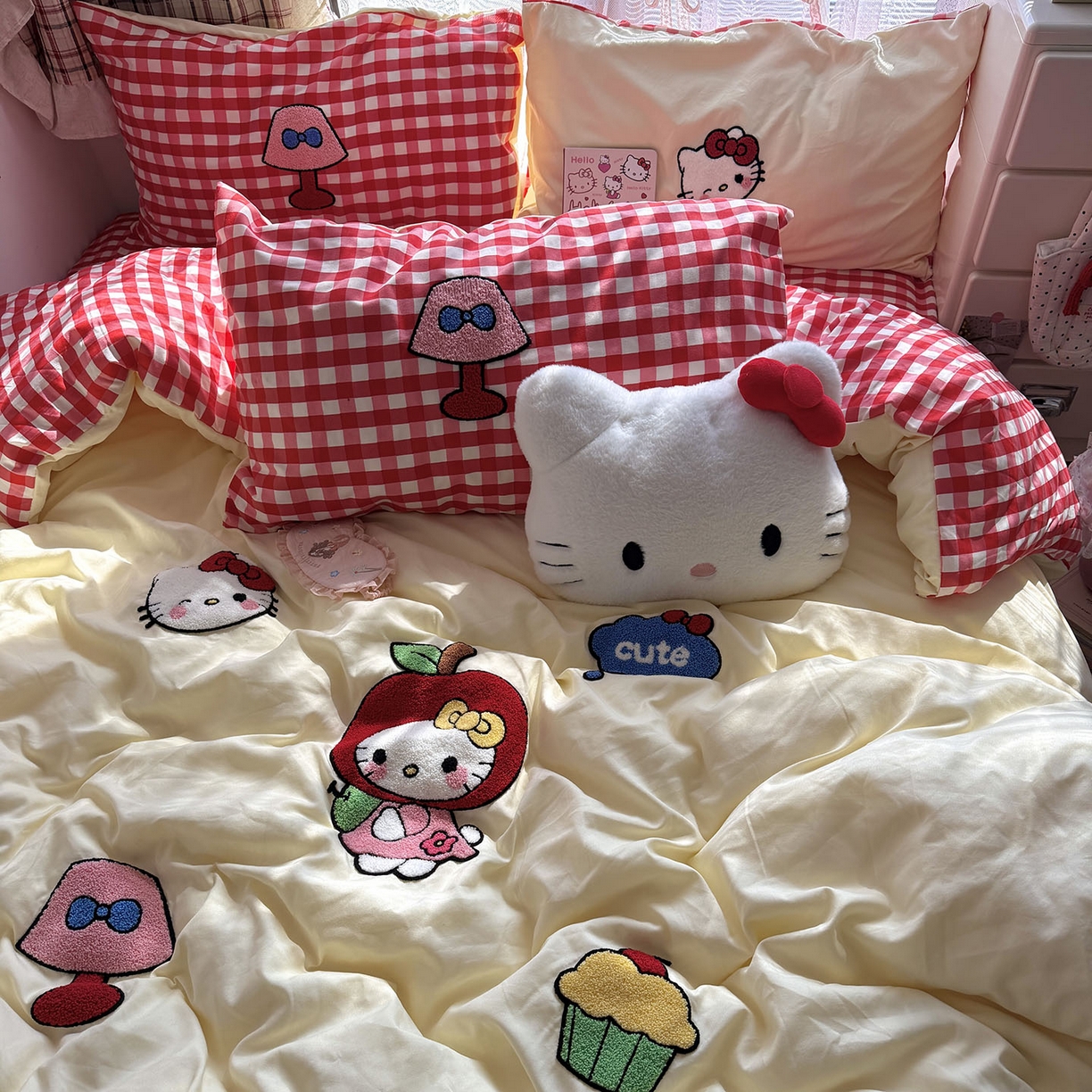 91家纺网 家纺一手货源 找家纺 原素 2026新款新春卡哇伊毛巾绣四件套 苹果KT猫