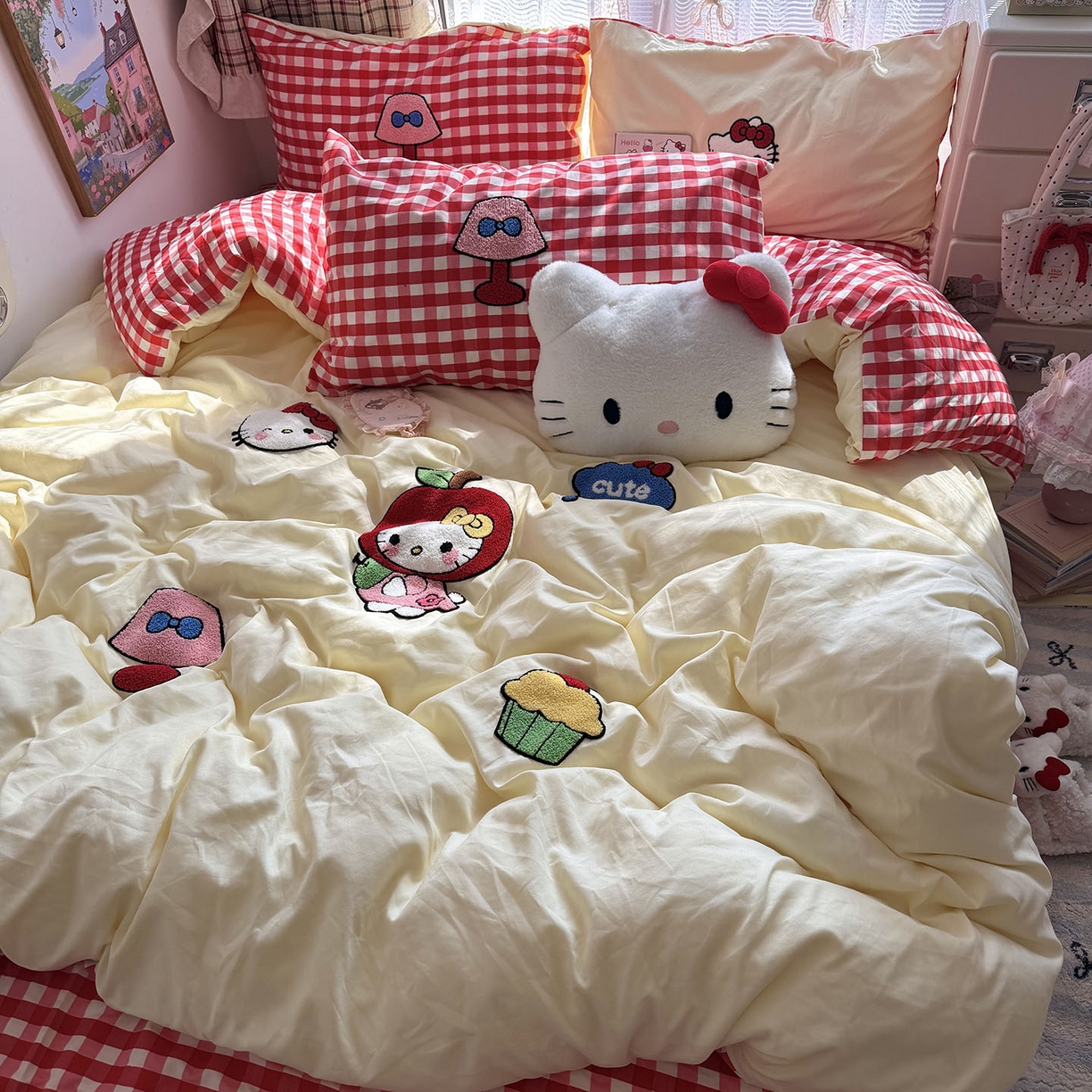 91家纺网 家纺一手货源 找家纺 原素 2026新款新春卡哇伊毛巾绣四件套 苹果KT猫