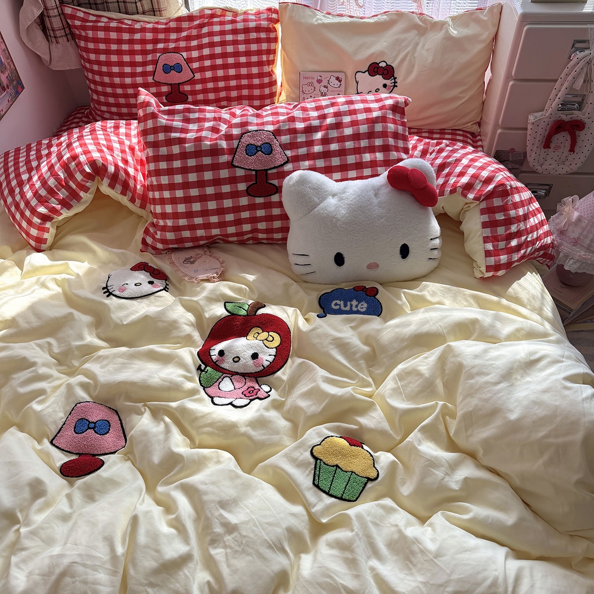 91家纺网 家纺一手货源 找家纺 原素 2026新款新春卡哇伊毛巾绣四件套 苹果KT猫