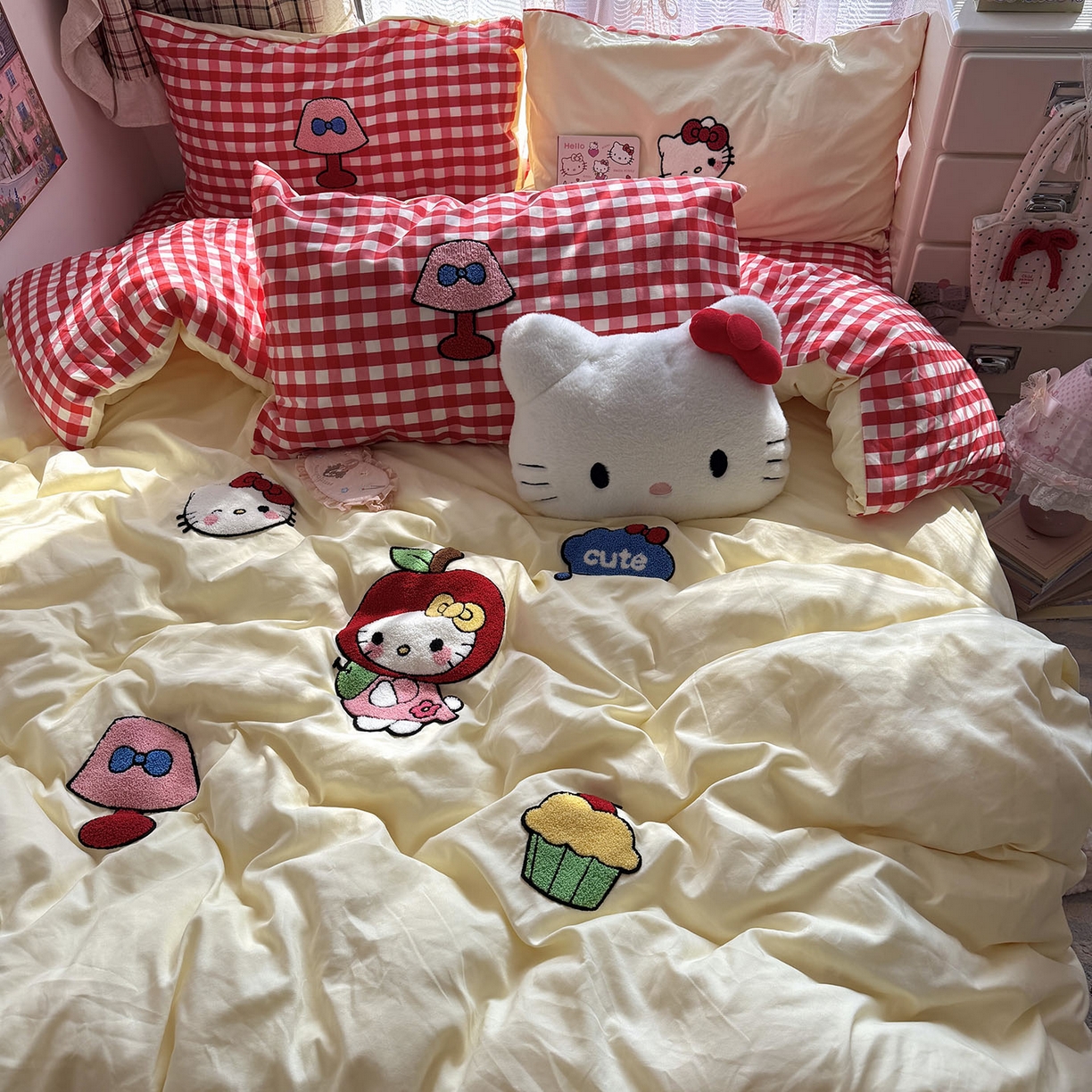 91家纺网 家纺一手货源 找家纺 原素 2026新款新春卡哇伊毛巾绣四件套 苹果KT猫