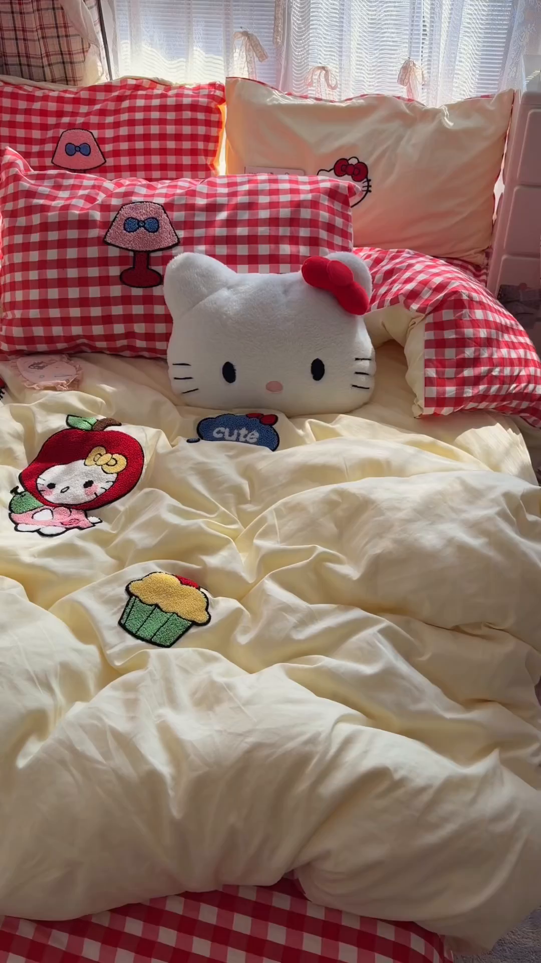 91家纺网 家纺一手货源 找家纺 原素 2026新款新春卡哇伊毛巾绣四件套 苹果KT猫