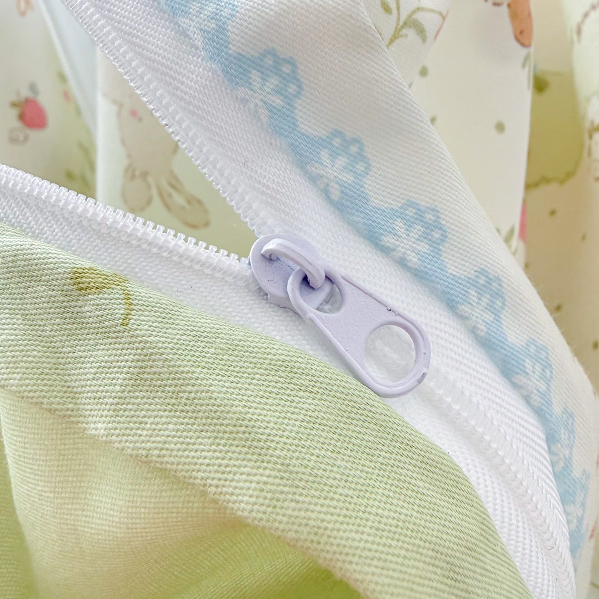 91家纺网 家纺一手货源 找家纺 简宜家居（朝初家纺） 2026新款全棉12868卡通印花四件套大耳朵兔兔系列 青柠蓝花