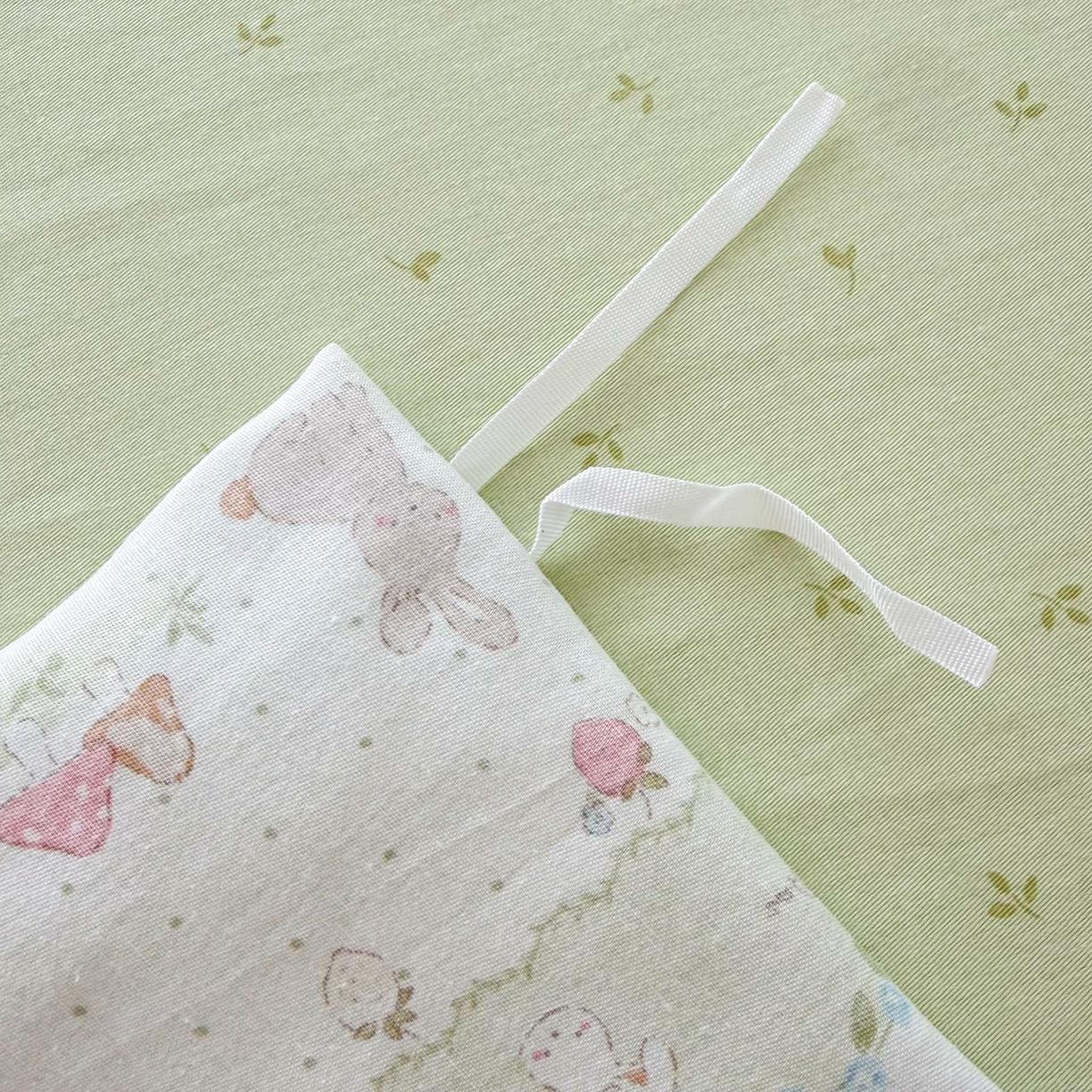 91家纺网 家纺一手货源 找家纺 简宜家居（朝初家纺） 2026新款全棉12868卡通印花四件套大耳朵兔兔系列 青柠蓝花