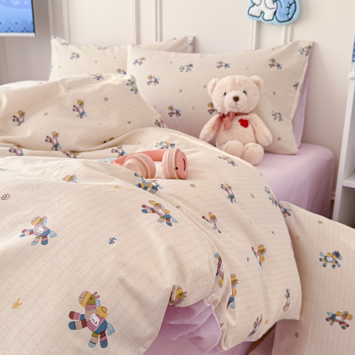 91家纺网 家纺一手货源 找家纺 简宜家居（朝初家纺） 2026新款全棉12868卡通印花四件套大耳朵兔兔系列 线条木马