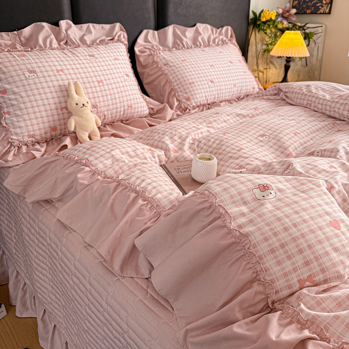 91家纺网 家纺一手货源 找家纺 富米莱（原臻工厂） 2026新款韩系古法韩国水洗棉云棉大布袋法式浪漫大花边床盖夏凉被床盖四件套 猫猫粉