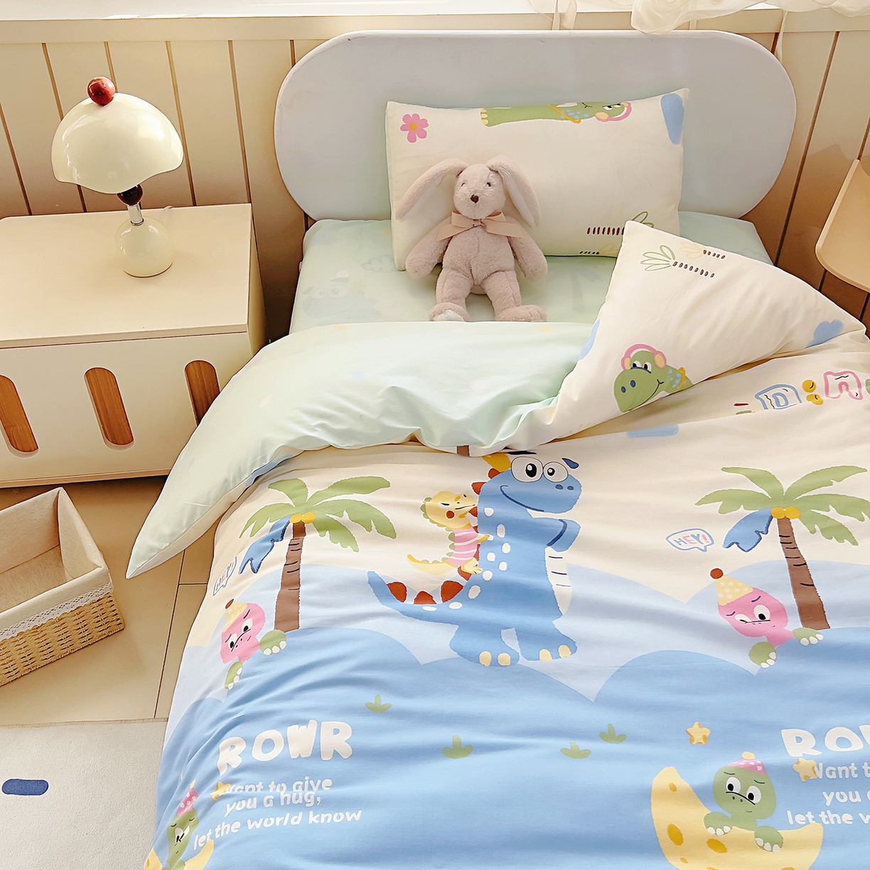 91家纺网 家纺一手货源 找家纺 御棉坊 2026新款AB版全棉纯棉印花幼儿园三件套儿童午睡被宝宝入园含芯多件套 库克恐龙-蓝
