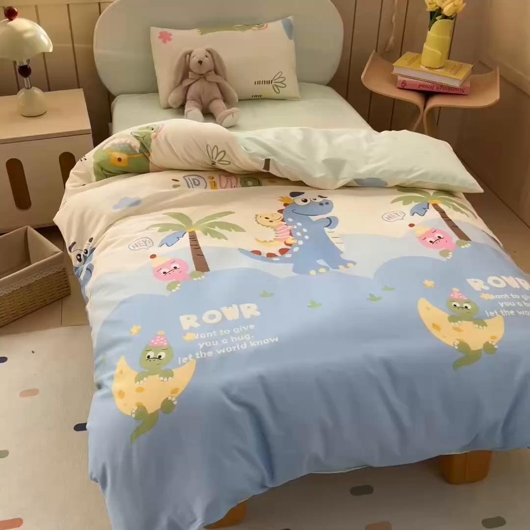 91家纺网 家纺一手货源 找家纺 御棉坊 2026新款AB版全棉纯棉印花幼儿园三件套儿童午睡被宝宝入园含芯多件套 库克恐龙-蓝