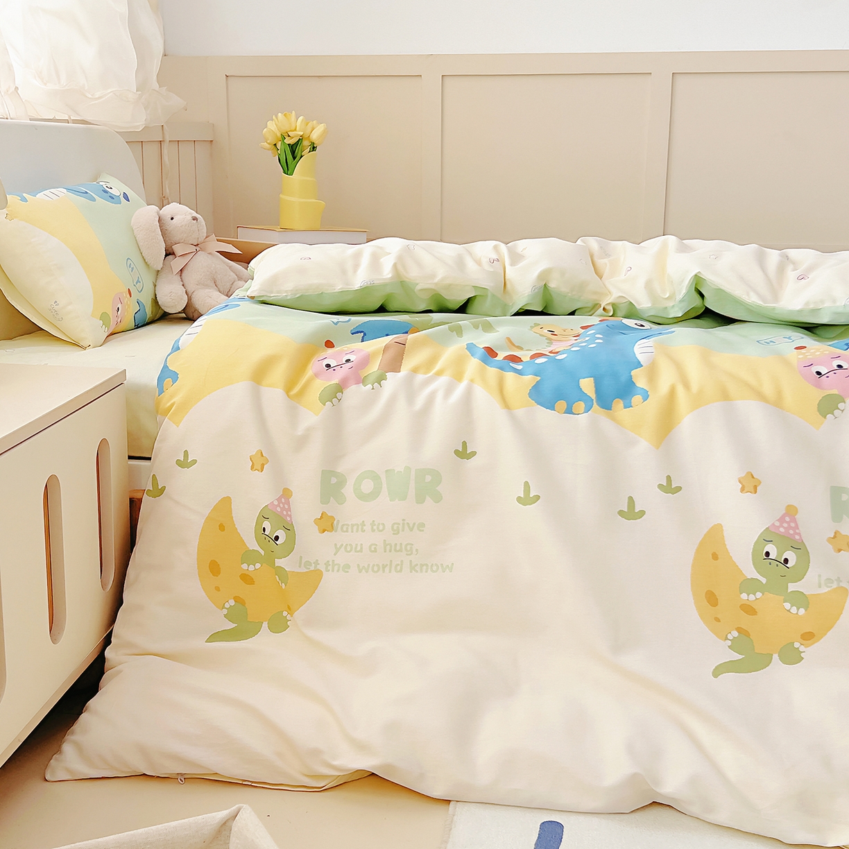 91家纺网 家纺一手货源 找家纺 御棉坊 2026新款AB版全棉纯棉印花幼儿园三件套儿童午睡被宝宝入园含芯多件套 库克恐龙-绿