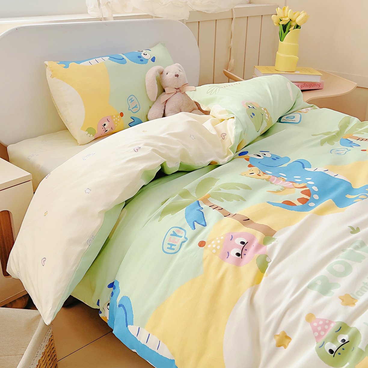 91家纺网 家纺一手货源 找家纺 御棉坊 2026新款AB版全棉纯棉印花幼儿园三件套儿童午睡被宝宝入园含芯多件套 库克恐龙-绿