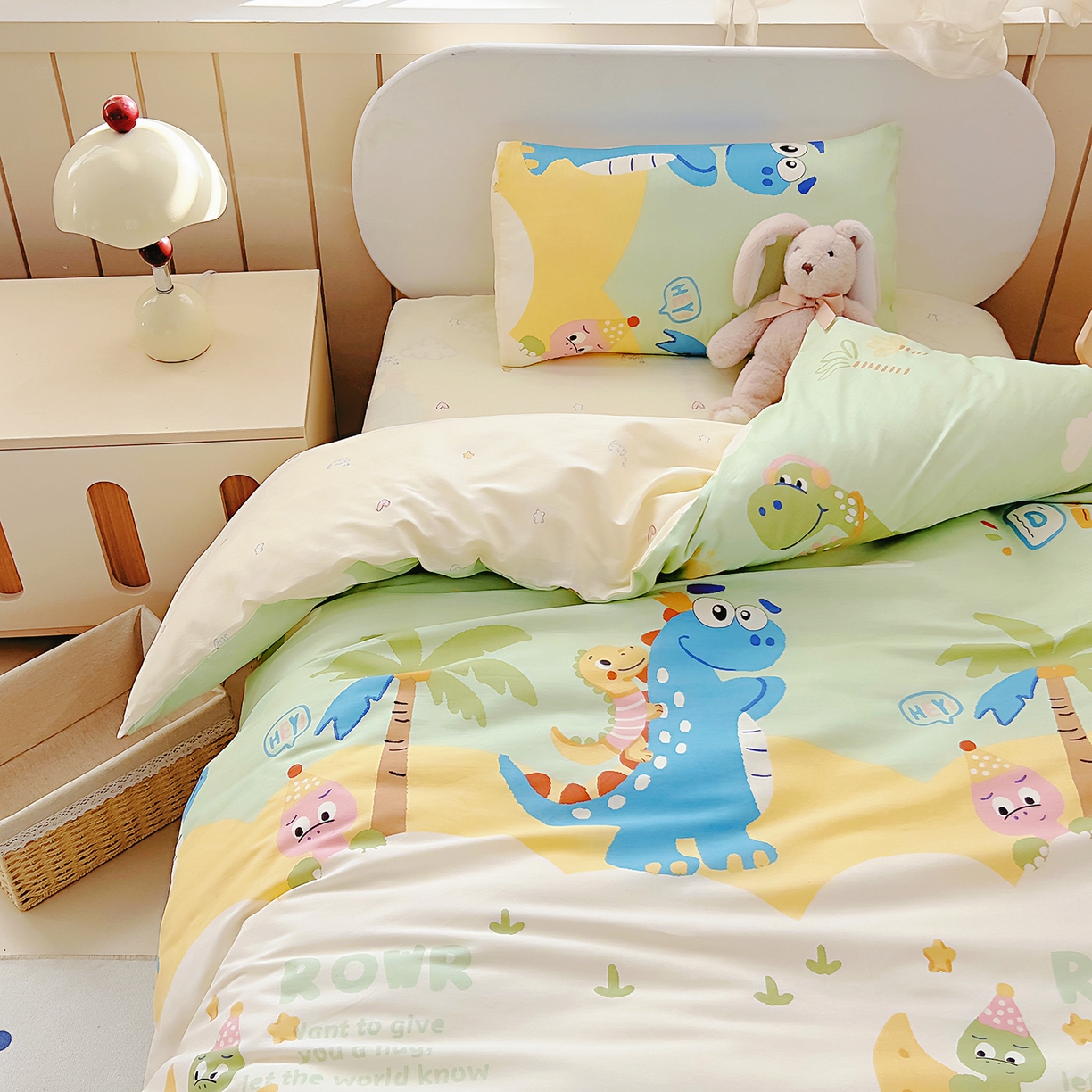 91家纺网 家纺一手货源 找家纺 御棉坊 2026新款AB版全棉纯棉印花幼儿园三件套儿童午睡被宝宝入园含芯多件套 库克恐龙-绿