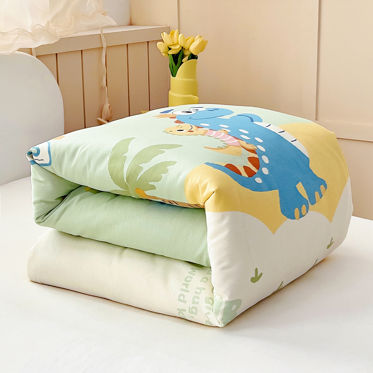91家纺网 家纺一手货源 找家纺 御棉坊 2026新款AB版全棉纯棉印花幼儿园三件套儿童午睡被宝宝入园含芯多件套 库克恐龙-绿
